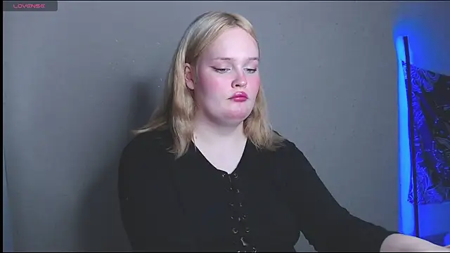 Snapshot of rozzhaos8 chatting on November 11, 2025, 7:03 pm rozzhaos8 online show from November 11, 2025, 7:03 pm