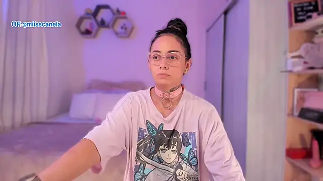 Snapshot of Aleja24Evans chatting on October 6, 2025, 1:03 am Aleja24Evans online show from October 6, 2025, 1:03 am