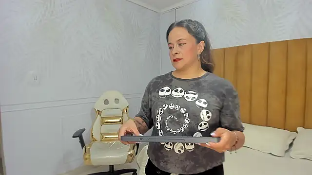 Daphne81  online show from January 29, 2025, 2:19 am