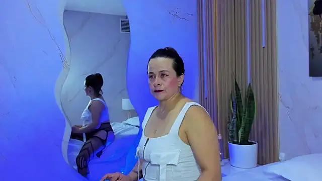 Daphne81  online show from September 23, 2025, 2:25 am