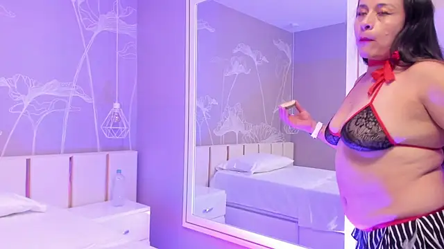 Daphne81  online show from November 11, 2025, 2:33 am