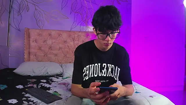 Theskinnyboys online show from March 14, 2025, 1:13 pm