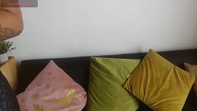 Snapshot of helenacyruss chatting on March 21, 2025, 6:29 pm helenacyruss online show from March 21, 2025, 6:29 pm