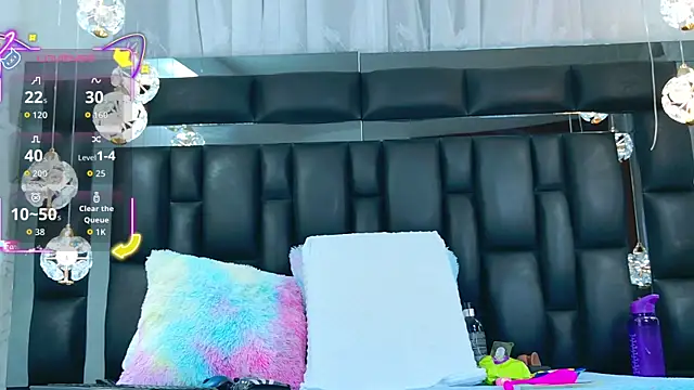 AuraRoss online show from October 31, 2025, 7:04 pm