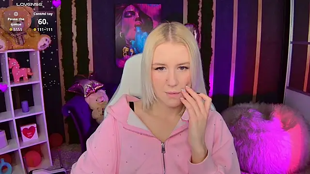 Snapshot of Selenatrend chatting on March 4, 2026, 12:11 pm Selenatrend online show from March 4, 2026, 12:11 pm