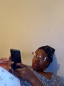 Snapshot of madamsensuale chatting on January 7, 2025, 11:24 pm madamsensuale online show from January 7, 2025, 11:24 pm