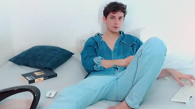 Snapshot of Elio555 chatting on December 1, 2024, 9:37 pm Elio555 online show from December 1, 2024, 9:37 pm