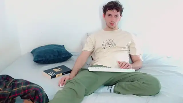 Snapshot of Elio555 chatting on December 7, 2024, 9:33 pm Elio555 online show from December 7, 2024, 9:33 pm