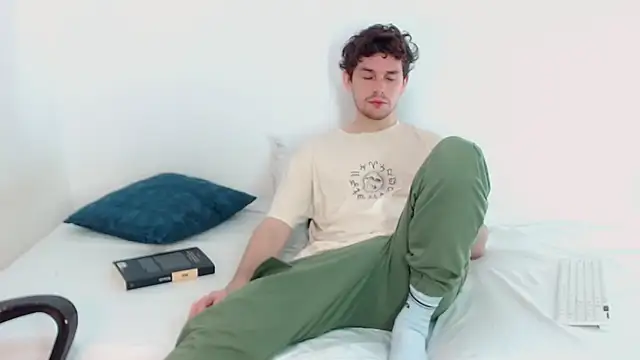 Snapshot of Elio555 chatting on December 12, 2024, 3:27 pm Elio555 online show from December 12, 2024, 3:27 pm