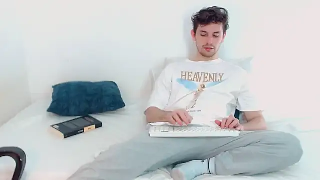 Snapshot of Elio555 chatting on December 13, 2024, 11:28 pm Elio555 online show from December 13, 2024, 11:28 pm