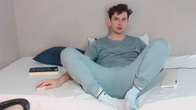 Snapshot of Elio555 chatting on December 22, 2024, 2:17 am Elio555 online show from December 22, 2024, 2:17 am