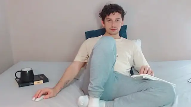 Snapshot of Elio555 chatting on February 6, 2025, 10:10 pm Elio555 online show from February 6, 2025, 10:10 pm