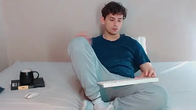 Snapshot of Elio555 chatting on March 6, 2025, 4:19 am Elio555 online show from March 6, 2025, 4:19 am