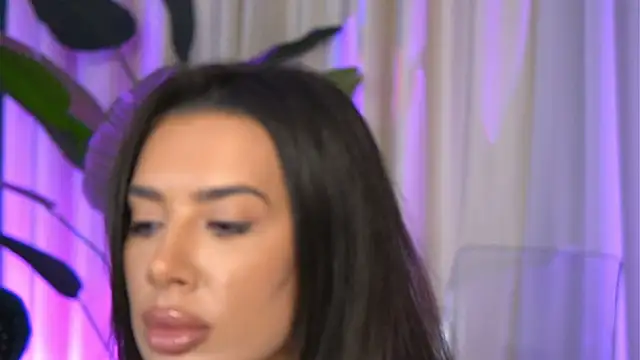 FoxieJullia online show from November 28, 2025, 6:16 am