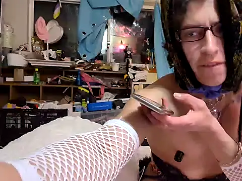 gurlnips online show from December 27, 2024, 4:04 am