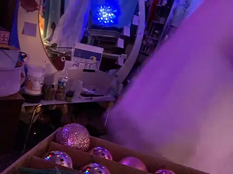 gurlnips online show from January 21, 2025, 8:19 am
