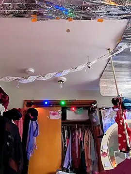 gurlnips online show from February 1, 2025, 11:06 pm