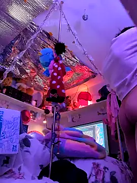 gurlnips online show from February 7, 2025, 5:41 am