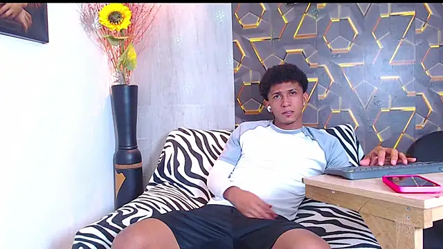 Snapshot of dominic_smith_ chatting on September 22, 2025, 10:56 pm dominic smith online show from September 22, 2025, 10:56 pm