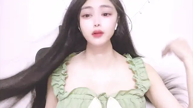 Snapshot of ---MIA--- chatting on September 23, 2025, 2:31 pm ---MIA--- online show from September 23, 2025, 2:31 pm