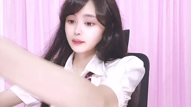 Snapshot of ---MIA--- chatting on October 7, 2025, 2:14 pm ---MIA--- online show from October 7, 2025, 2:14 pm