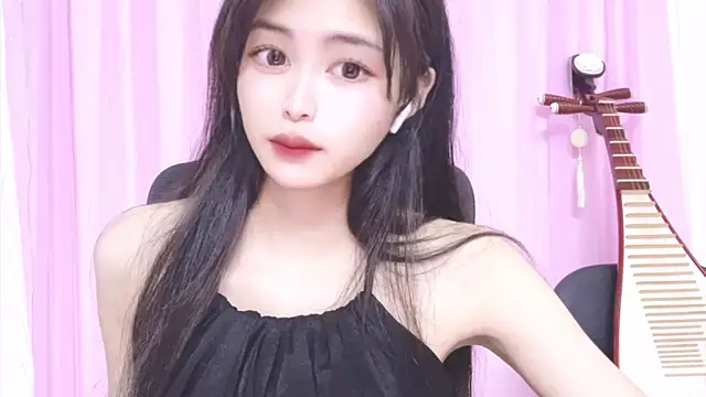 Snapshot of ---MIA--- chatting on October 28, 2025, 2:20 pm ---MIA--- online show from October 28, 2025, 2:20 pm