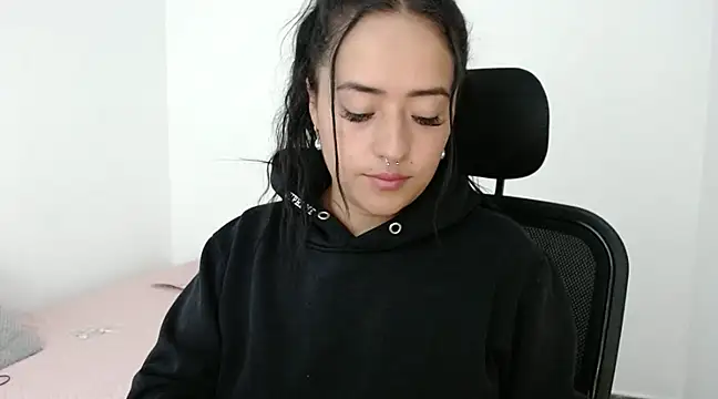 jjulietha95 online show from December 6, 2024, 3:08 am