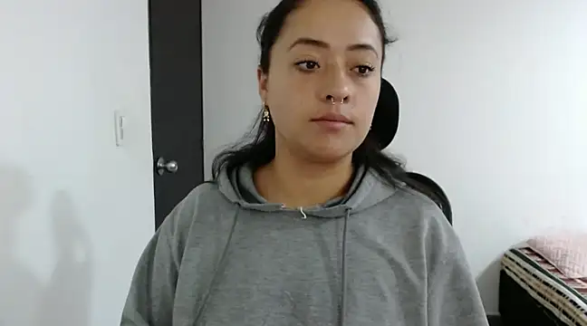 jjulietha95 online show from January 23, 2025, 8:46 am