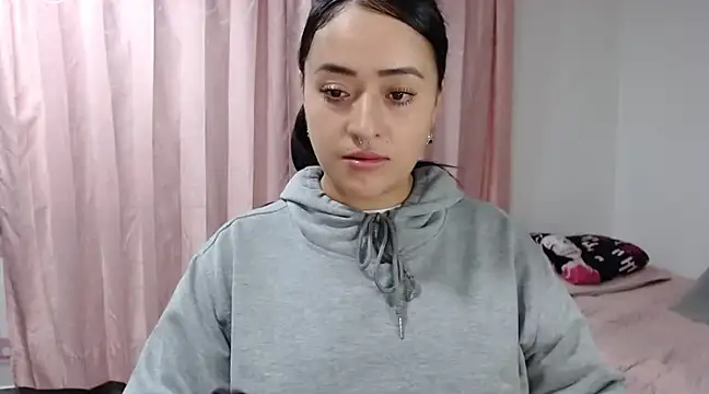 jjulietha95 online show from February 17, 2025, 3:47 am