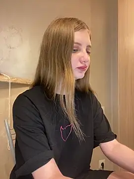 MollyDolle online show from May 9, 2026, 4:23 pm