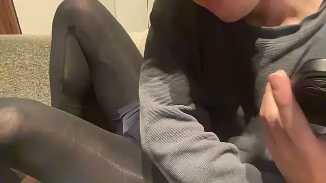 atom0407 online show from January 10, 2025, 6:06 pm