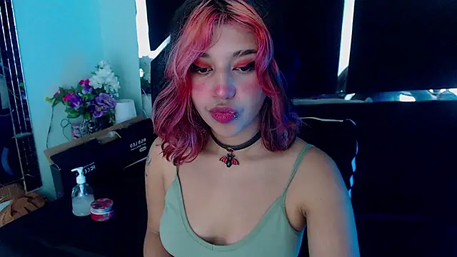Snapshot of UnderBaby_ chatting on January 13, 2025, 8:15 pm UnderBaby online show from January 13, 2025, 8:15 pm