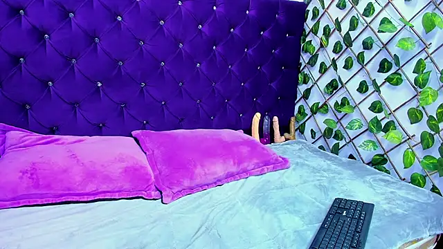 Snapshot of UnderBaby_ chatting on October 17, 2025, 8:44 pm UnderBaby online show from October 17, 2025, 8:44 pm