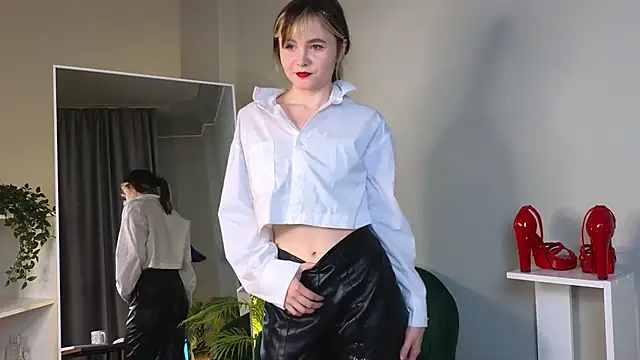 Snapshot of CiriRianonn chatting on September 22, 2025, 4:25 am CiriRianonn online show from September 22, 2025, 4:25 am