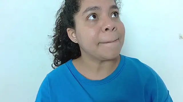 yulissa18 online show from March 9, 2025, 3:32 am