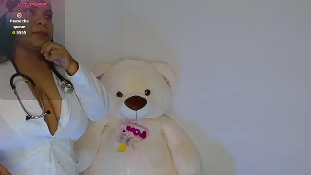 yulissa18 online show from October 31, 2025, 9:05 pm