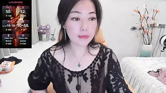 Crystal Wings online show from September 10, 2025, 2:06 pm