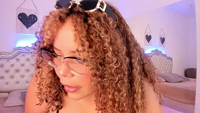 NiaColusi online show from September 22, 2025, 6:43 pm