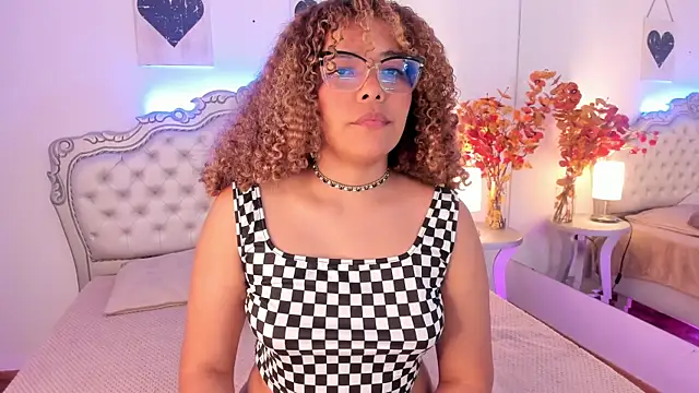 NiaColusi online show from October 12, 2025, 3:38 am