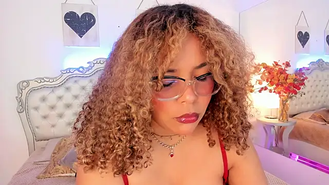 NiaColusi online show from November 4, 2025, 7:46 pm