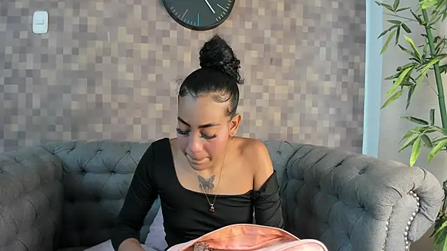 flavia cruz online show from October 30, 2025, 7:25 pm