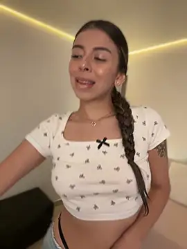 AmmyCollinsW online show from October 7, 2025, 9:01 pm