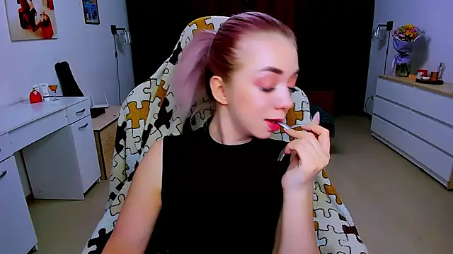 littleSiyfairy online show from February 5, 2025, 12:17 pm