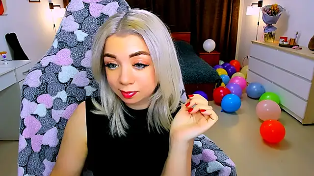 littleSiyfairy online show from February 12, 2025, 2:43 pm