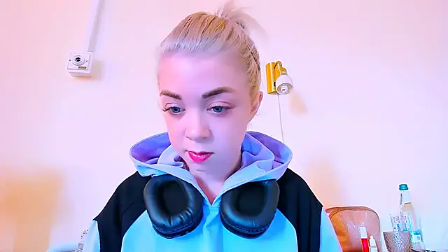 littleSiyfairy online show from February 26, 2025, 12:14 pm