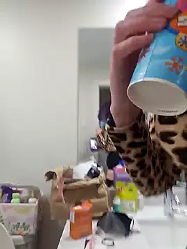 Snapshot of erinSmiles chatting on November 7, 2025, 5:51 am erinSmiles online show from November 7, 2025, 5:51 am