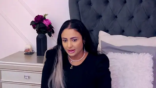 Snapshot of MayaJansen chatting on January 1, 2025, 12:00 am MayaJansen online show from January 1, 2025, 12:00 am