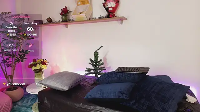 Elliee  online show from November 3, 2025, 3:13 pm