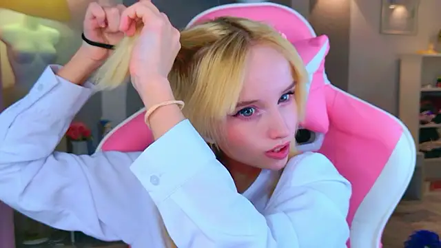 b4by LoL1 online show from February 13, 2026, 12:23 pm