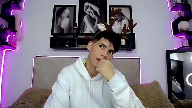 Snapshot of Tayson_Rivers chatting on December 14, 2024, 11:34 pm Tayson Rivers online show from December 14, 2024, 11:34 pm